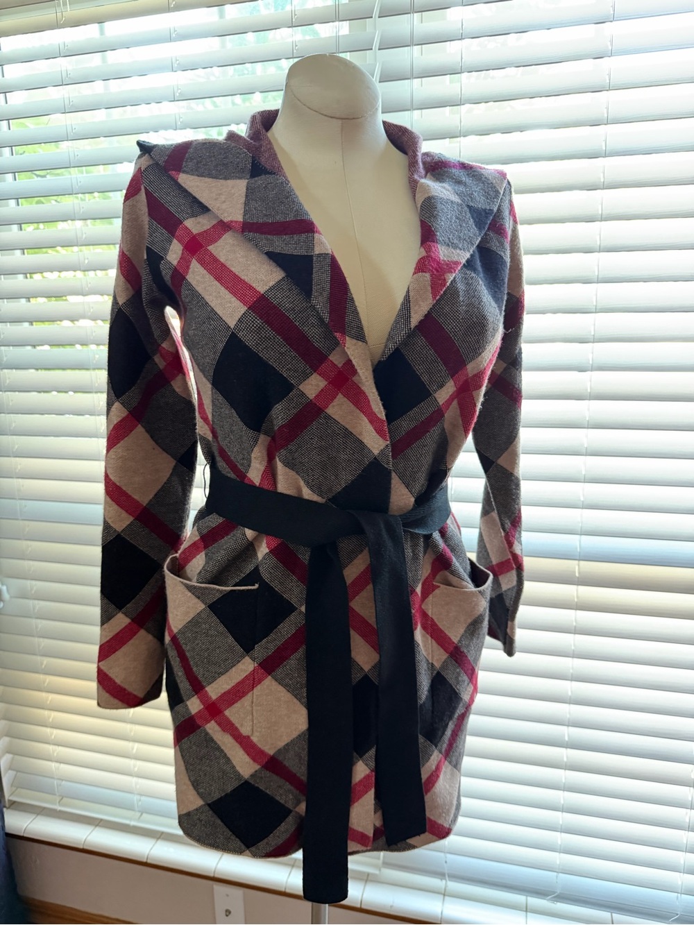 Tahari Ladies XS Plaid Hooded Belt Tie Waist Wrap Sweater Coat Red Black & Beige